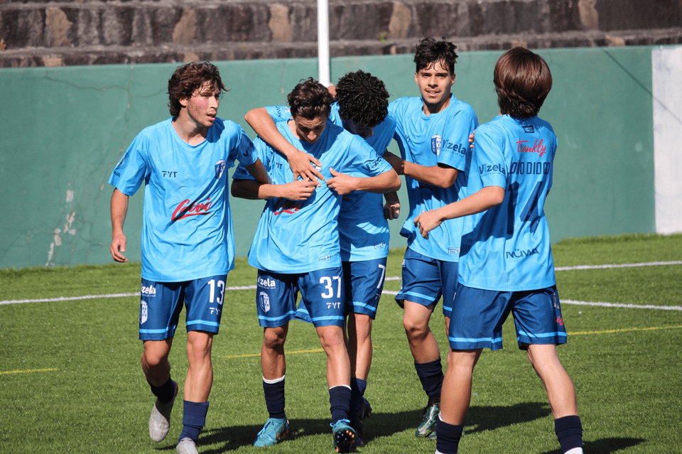 随波逐流不小心在泳池里